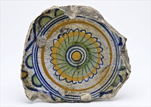 Fragment majolica dish on stand with polychrome rosette as representation, wall plate wall plate soil find ceramic earthenware