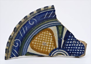 Fragment majolica plate with polychrome leaf motifs and sgraffito in the rim, plate crockery holder soil find ceramic