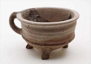 Pottery test, round model, unglazed, with sausage ear, on three legs, fire test test stove soil find ceramic pottery, bowl d 7.0