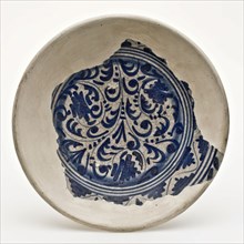 Majolica dish with leaf and leaf motifs in blue, wall plate wall plate soil find ceramic earthenware glaze tin glaze lead glaze