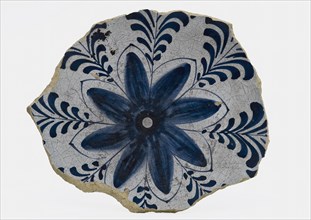 Soul of majolica dish with large, blue flower figure in the mirror, dish plate board plate soil find ceramic earthenware glaze