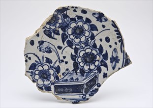 Soul of majolica dish with blue flowers in Chinese style, wall dish dish crockery holder soil find ceramic earthenware glaze