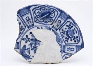 Glued fragment faience plate with Chinese decor in Wanli style, dish plate crockery holder soil find ceramic earthenware glaze