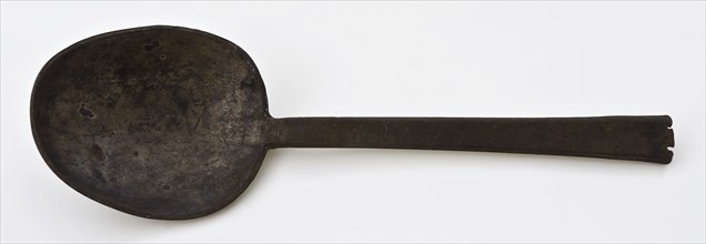 Adriaen van der Mey, Pewter spoon with oval bowl with D.L. and two notches at the handle end, spoon cutlery soil find tin metal