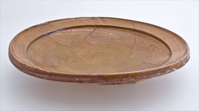 Pottery dish on three fins, bottom unglazed, dish crockery holder soil find ceramic earthenware glaze lead glaze, hand turned