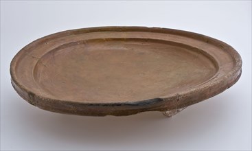 Earthenware dish on three fins, bottom unglazed, dish crockery holder soil find ceramic earthenware glaze lead glaze, hand