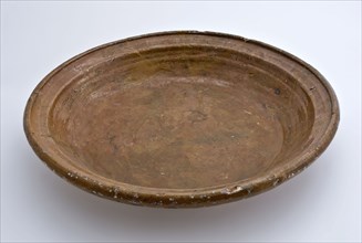 Earthenware dish with raised edge and flat bottom, dish crockery holder soil find ceramic earthenware glaze lead glaze high 6.8