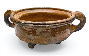 Pot of red earthenware, on three legs, two vertical ears, wide top edge, grape cooking pot crockery holder kitchenware earth