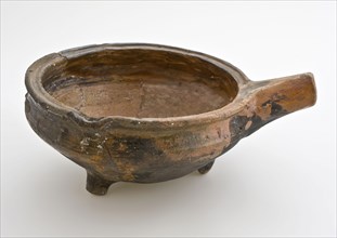 Pottery saucepan on three legs, with pouring spout and slantingly pointed handle, saucepan cooking pot crockery holder