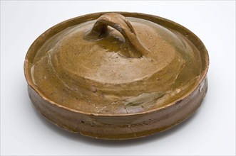 Covered cooking pot with lying ear and high rim, red shard, lid closure earth discovery ceramic earthenware glaze lead glaze