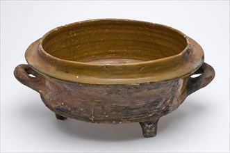 Earthenware cooking pot, barley pan, on three legs, two lying ears, flat lid edge, cooking pot tableware holder utensils