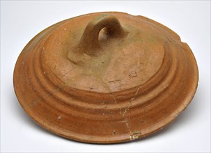 Pottery, in-line, round lid with complemented ear, lid closure soil find ceramic earthenware glaze lead glaze, hand turned set