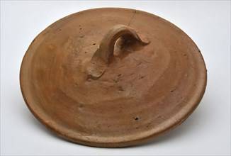 Brown earthenware lid with lying ear, glazed, lid closure soil found ceramic earthenware glaze lead glaze, hand turned set