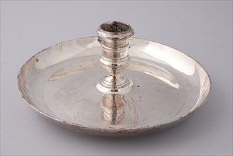 Silversmith: Hendrik van Beest, Round silver sconce, sconce candlestick stand lighting medium, hammered cast Smooth round saucer
