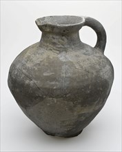 Gray jug with ear and spout, on four stand fins, cuff collar around the neck, water jug crockery holder soil find ceramics