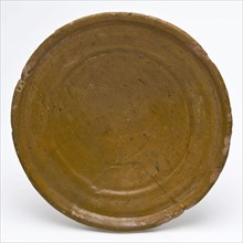 Small earthenware plate on stand or salt plate, salt-dish crockery holder earth discovery ceramic earthenware glaze lead glaze