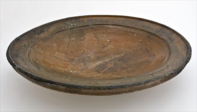 Earthenware dish, on three fins, rim with yellow sludge decor, dish crockery holder soil find ceramic earthenware glaze lead
