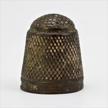 Copper molded thimble with waffle pattern on the top, thimble sewing kit soil find copper brass metal h 2,1, cast Copper cast