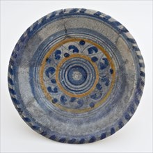 Majolica plate, polychrome decor, rosette of rings in the middle, plate crockery holder soil find ceramic earthenware glaze lead