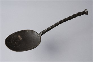 Horse foot spoon with rippled handle and egg-shaped tray, marked, spoon cutlery soil find tin metal, w container 5.5 cast Pewter