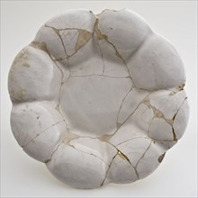 White pleated plate, faience, on small stand ring with eight fields, folding dish dish crockery holder soil find ceramic