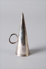 Conical silver dover, dimmer dover silver, hammered Cone-shaped body ring-shaped ear along outer edge (knocked in) deaf