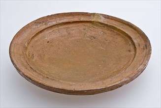 Pottery plate on three fins, bottom unglazed, plate dish crockery holder soil find ceramic earthenware glaze lead glaze, hand