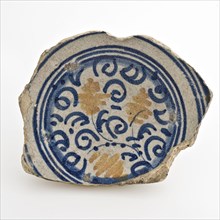 Majolica dish bottom fragment with polychrome decor, curled tendrils in blue and orange, dish plate crockery holder soil find