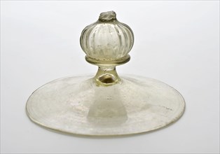 Foot fragment goblet or flute glass, balusterkerk in stem, pontilmerk, flute glass drinking glass drinking utensils tableware