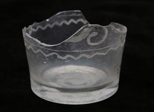 Bottom fragment beaker, clear glass, radgravering, pontilmark, beaker glass container holder soil find glass, in shape blown