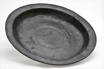Large pewter dish on stand ring, unnoticed, dish crockery holder soil find tin metal, cast Large pewter dish on stand Plate