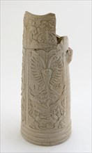 pottenbakker: LW, Gray stoneware schnelle with large appliqués in which coat of arms with eagle, dated, sparkling beer mug cup