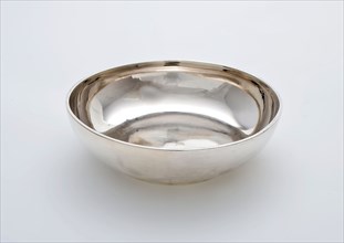 Silversmith: Hendrik van Beest, Round silver tray, bake crockery holder silver, hammered Serving around smooth container on