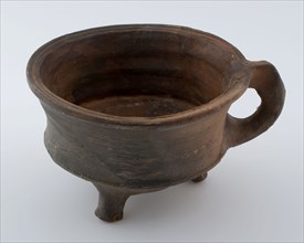Pottery test on three legs, unglazed, test kitchen utensils earthenware ceramic pottery, hand-turned baked Pottery test on three