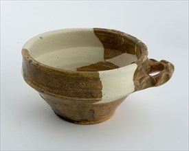 Earthenware bowl or bowl on stand, with pinched lying ear, white shard, porcelain crockery holder earth discovery ceramics