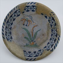 Majolica dish on stand with polychrome tulip in the mirror, rim with ornamental band, dish plate crockery holder earth discovery