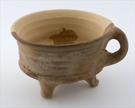 Pottery test on three legs, round model with standing sausage ear, unglazed, fire test test earth discovery ceramics pottery