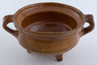 Pottery cooking pot on three legs, two bandors, low model with wide top edge, grape cooking pot tableware holder utensils