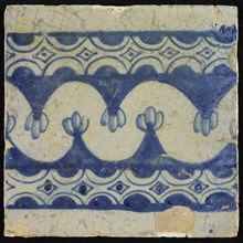 Tile of chimney pilaster, blue on white, bottom, white crevice between two blue edges with arches and diamonds, chimney pilaster