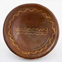 Earthenware dish on stand ring, yellow sludge decoration in mirror and wave line along the edge, dish plate crockery holder
