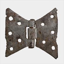 Hand-forged butterfly-shaped hinge, hinge soil found iron metal, forged riveted archeology Rotterdam City Triangle Groenendaal