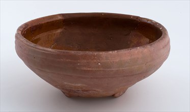 Pottery comes on stand fins of red earthenware with lead glaze, bowl crockery holder soil find ceramic earthenware glaze lead