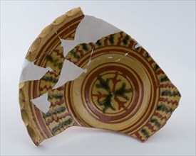 Earthenware dish on stand with wavy saucer edge, clear sludge decoration in yellow and green, dish plate crockery holder soil