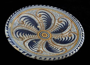 Majolica dish with polychrome decor of rotating grotesques, plate dish crockery holder soil find ceramic earthenware glaze tin