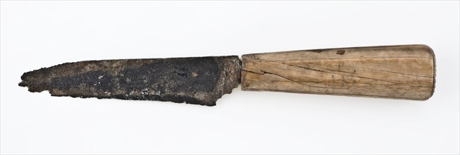 Knife with broad, rather short blade and legs with cut decoration on end, knife cutlery soil find iron bone metal, archeology