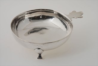 Silversmith: Jacobus Johannes Dreux, Round wine test trough on legs, bake crockery holder silver, cast Round smooth bowl with