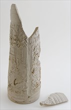 LW, Fragment gray stoneware schnelle with large appliqués, in which coats of arms, dated, sparkling beer mug drinking utensils