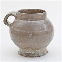 Gray drinking cup with pinched foot, bandoor, cup drinking utensils tableware holder soil find ceramic stoneware glaze salt