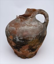Pottery water jug, on stand fins, standing sausage ear, sparingly glazed, water jug crockery holder soil find ceramic