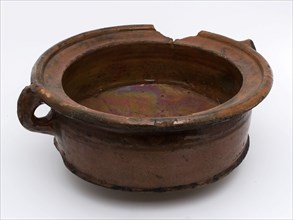 Pottery cooking pot on three legs, with straight side wall, lid edge, two standing ears, cooking pot crockery holder kitchenware